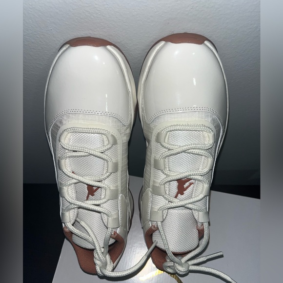 NIB AIR JORDAN 11 CMFT LOW CASUAL SHOES IN SAIL/SKY J ORANGE Women
SIZE 8 - Picture 9 of 12